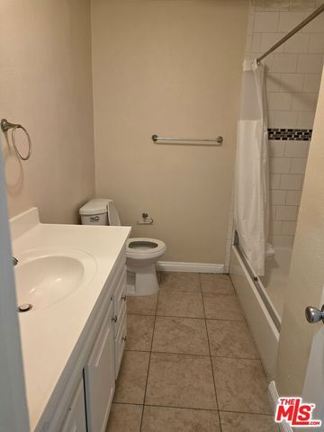 754 E 84th Place 2, Los Angeles, CA 90001