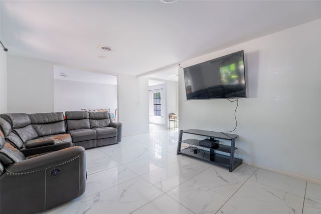 3225 Schieffer Avenue, Fort Worth, TX 76110