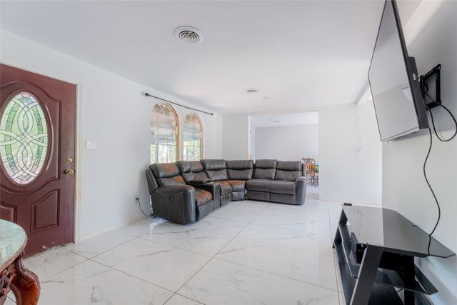 3225 Schieffer Avenue, Fort Worth, TX 76110