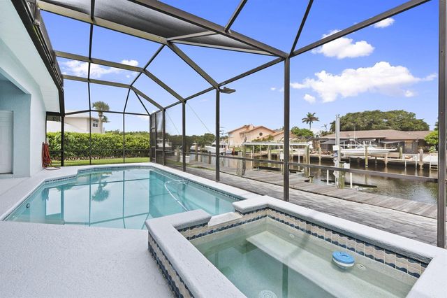 117 Queen Elizabeth Court, Hutchinson Island, FL 34949