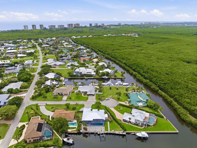 117 Queen Elizabeth Court, Hutchinson Island, FL 34949