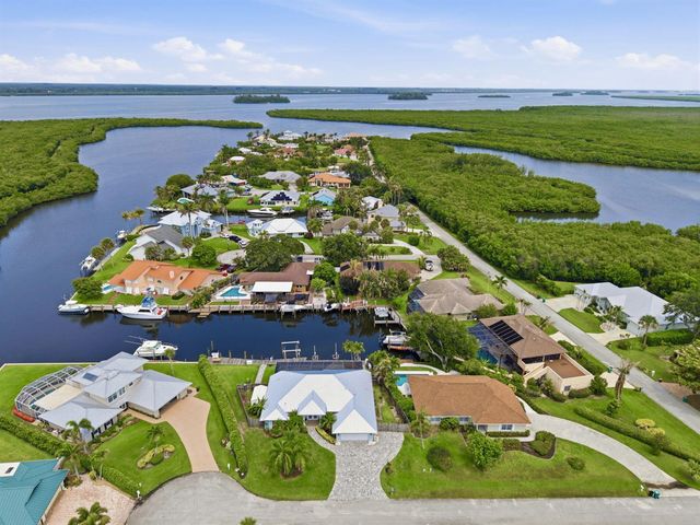 117 Queen Elizabeth Court, Hutchinson Island, FL 34949
