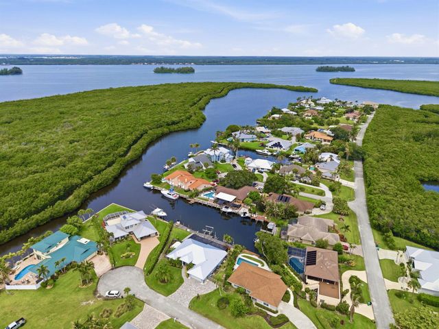 117 Queen Elizabeth Court, Hutchinson Island, FL 34949