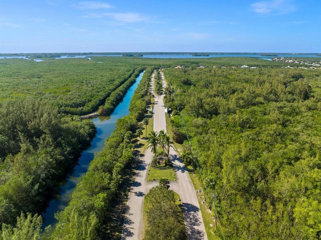 117 Queen Elizabeth Court, Hutchinson Island, FL 34949