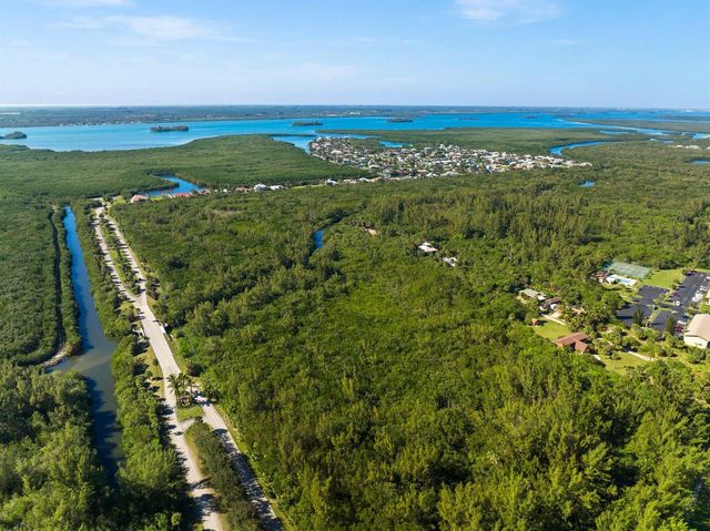 117 Queen Elizabeth Court, Hutchinson Island, FL 34949