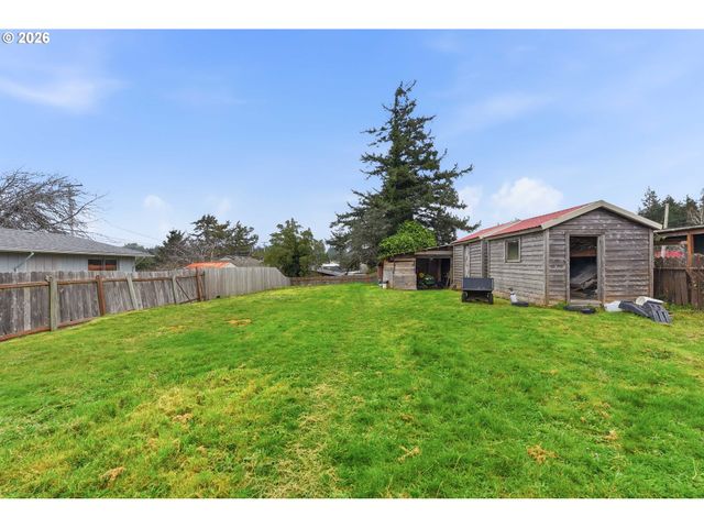 2611 EVERETT Ave, North Bend, OR 97459