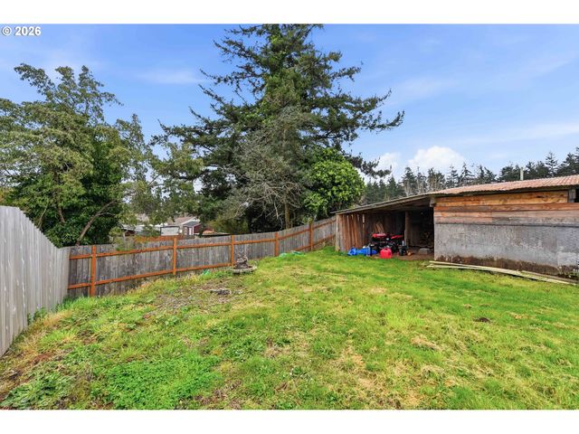 2611 EVERETT Ave, North Bend, OR 97459