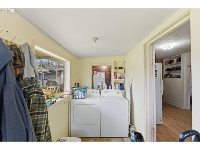 2611 EVERETT Ave, North Bend, OR 97459