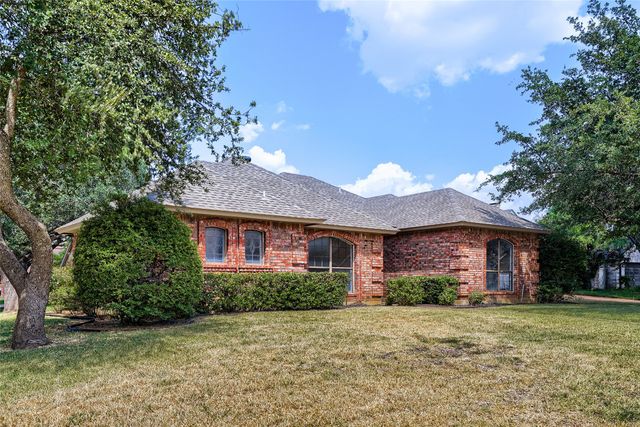 1201 St James Place, Arlington, TX 76011