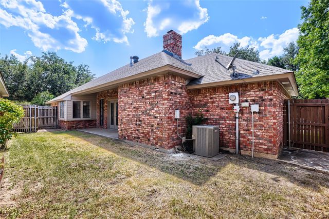 1201 St James Place, Arlington, TX 76011