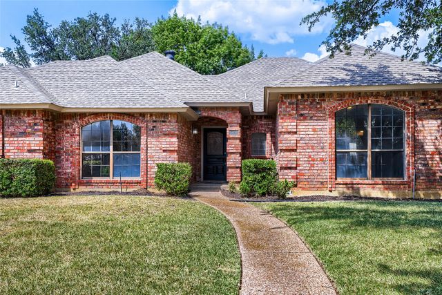 1201 St James Place, Arlington, TX 76011