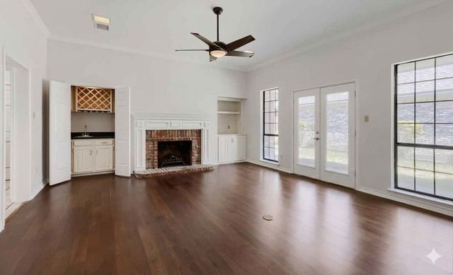 1201 St James Place, Arlington, TX 76011
