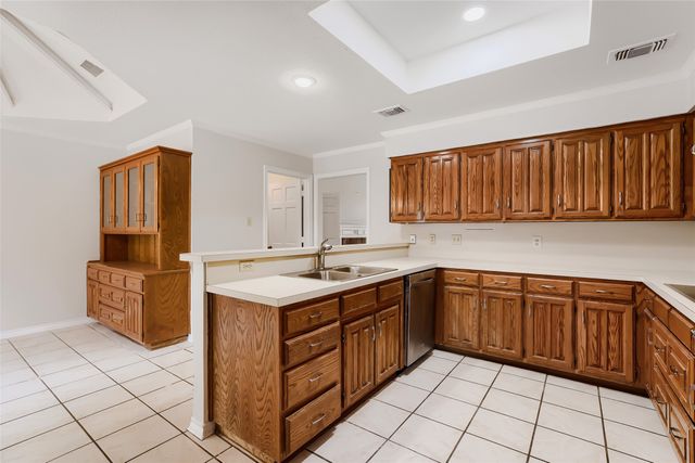 1201 St James Place, Arlington, TX 76011