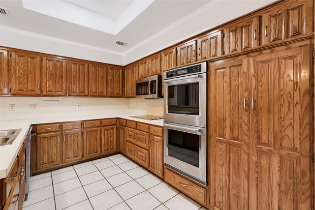 1201 St James Place, Arlington, TX 76011