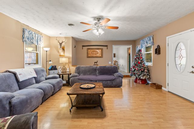 392 Feather Ridge Rd, Charlotte, TN 37036