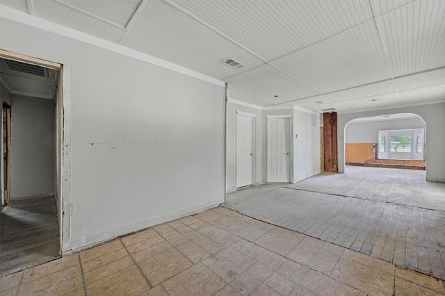 829 W Walker Street, Denison, TX 75020