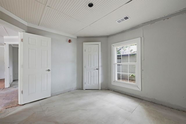 829 W Walker Street, Denison, TX 75020