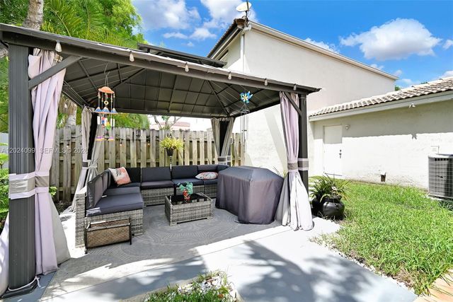 9732 SW 166th Ct, Miami, FL 33196