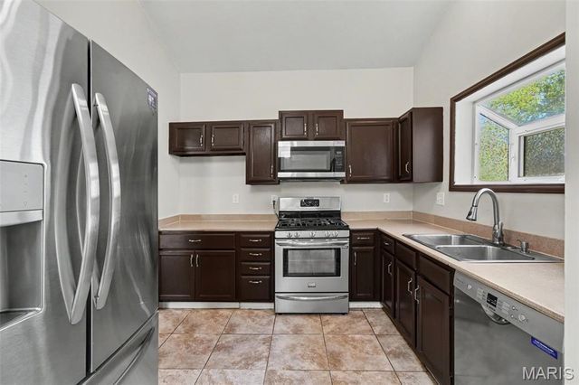 202 Barrington Drive, St Peters, MO 63376