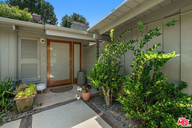 3641 Woodcliff Road, Los Angeles, CA 91403