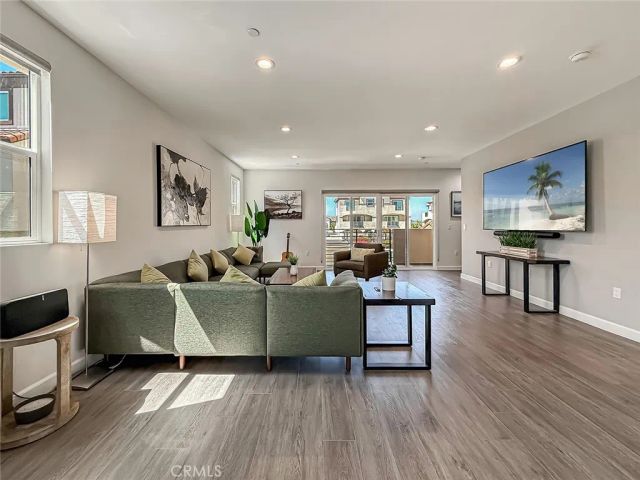 946 Warwick, Thousand Oaks, CA 91360