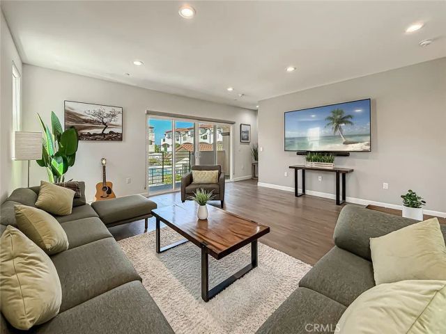 946 Warwick, Thousand Oaks, CA 91360