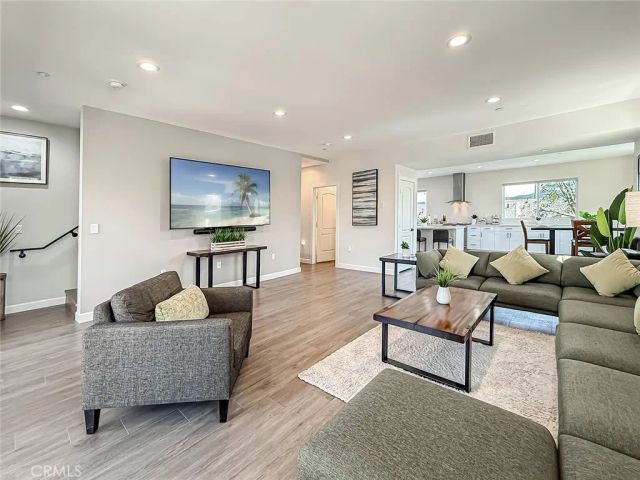 946 Warwick, Thousand Oaks, CA 91360