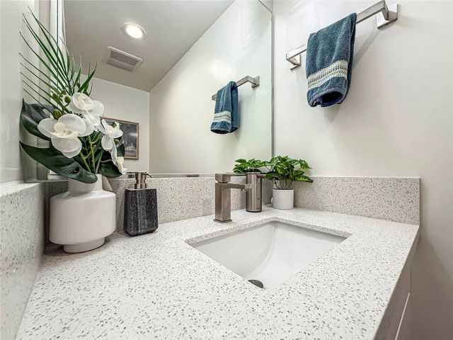 946 Warwick, Thousand Oaks, CA 91360