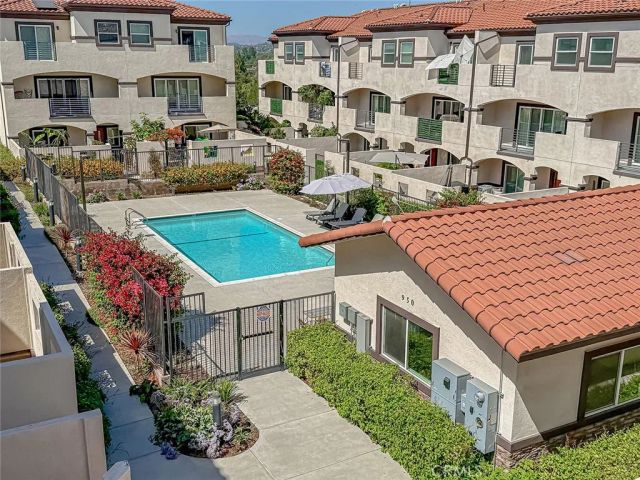 946 Warwick, Thousand Oaks, CA 91360
