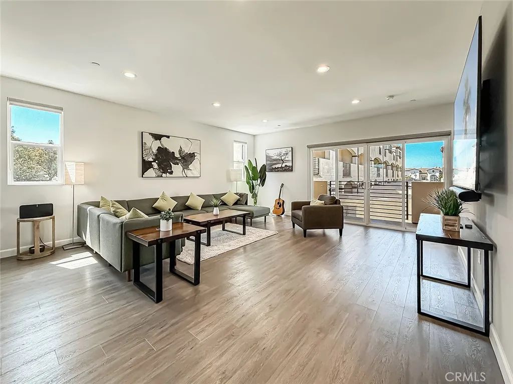 946 Warwick, Thousand Oaks, CA 91360