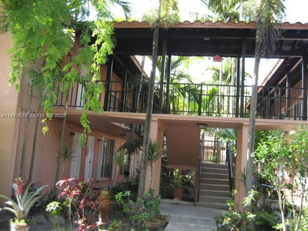 10832 N KENDALL DR U-6, Miami, FL 33176
