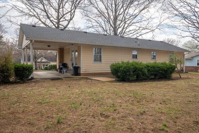 1606 Briarwood Dr, Lawrenceburg, TN 38464