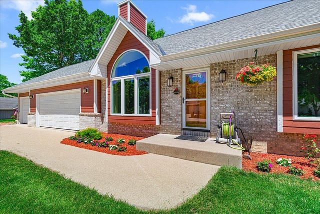 8370 W Hillsdale DRIVE, Franklin, WI 53132