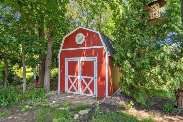 8370 W Hillsdale DRIVE, Franklin, WI 53132
