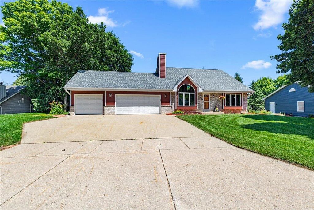 8370 W Hillsdale DRIVE, Franklin, WI 53132