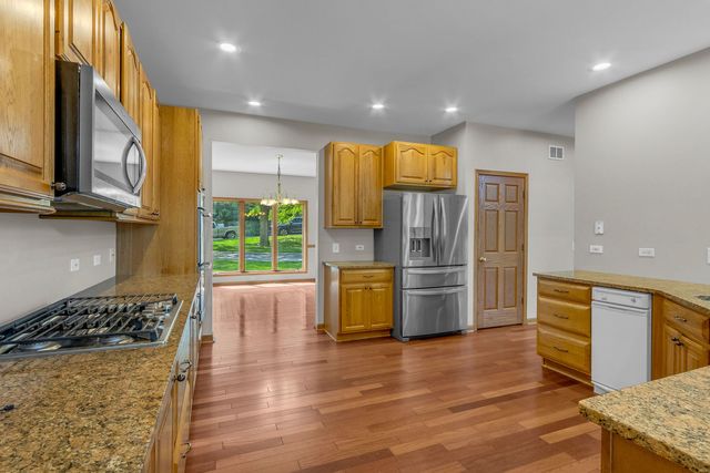 2 Echowood Drive, Algonquin, IL 60102