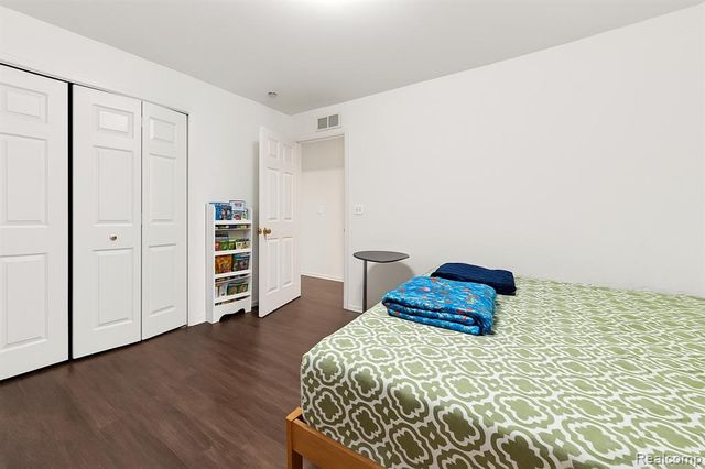 28553 Carlton Way Drive, Novi, MI 48377