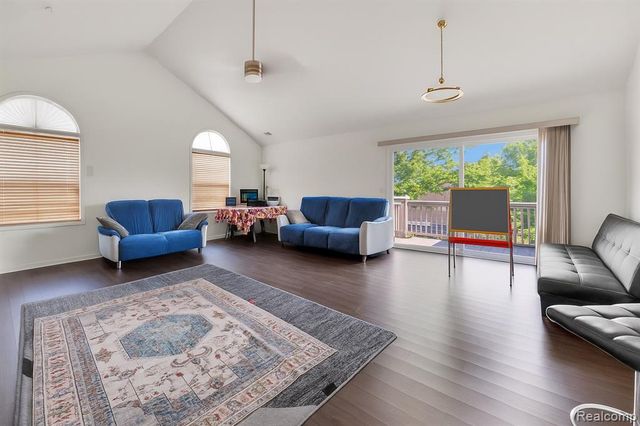28553 Carlton Way Drive, Novi, MI 48377