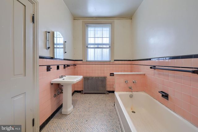 339 E MARKET ST, York, PA 17403