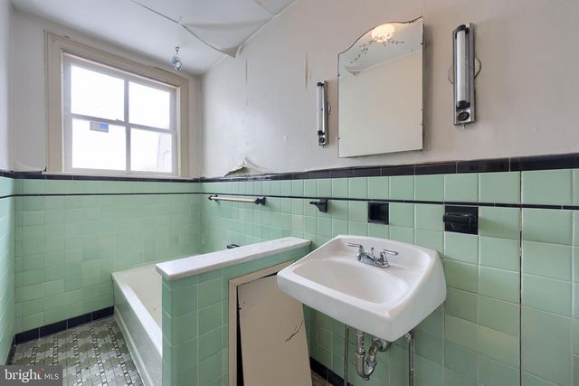 339 E MARKET ST, York, PA 17403