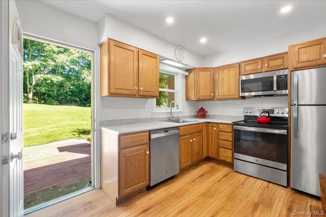 24 Willow Place, Lake Peekskill, NY 10537