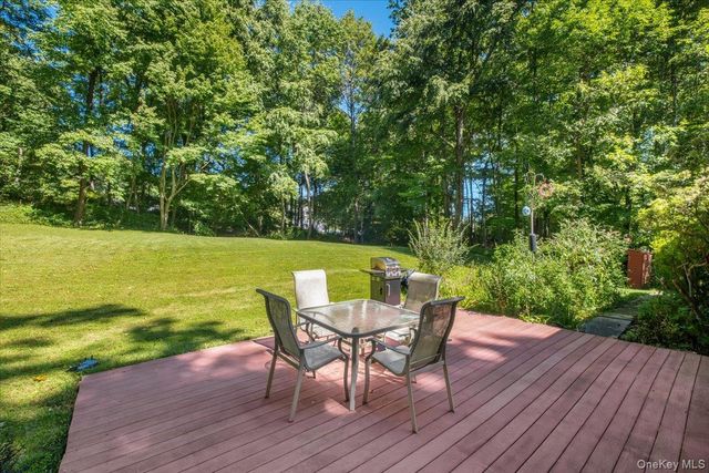 24 Willow Place, Lake Peekskill, NY 10537