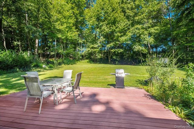 24 Willow Place, Lake Peekskill, NY 10537