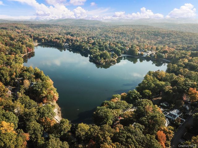24 Willow Place, Lake Peekskill, NY 10537