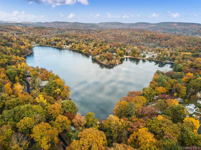 24 Willow Place, Lake Peekskill, NY 10537
