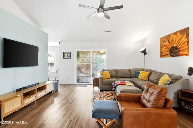 8504 Lakeview Drive, Wilmington, NC 28412