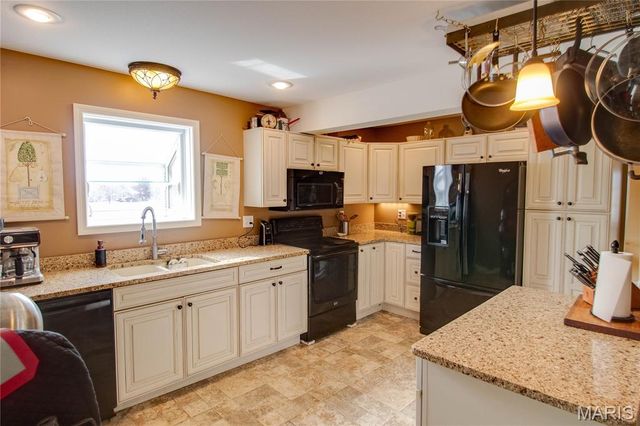 15176 Lageman Road, Godfrey, IL 62035