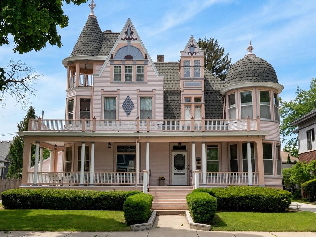 1520 College AVENUE, Racine, WI 53403