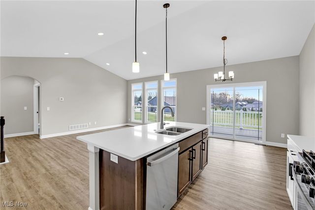 482 Meadow Trail SW, Hartville, OH 44632