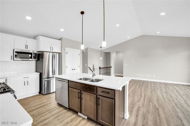 482 Meadow Trail SW, Hartville, OH 44632